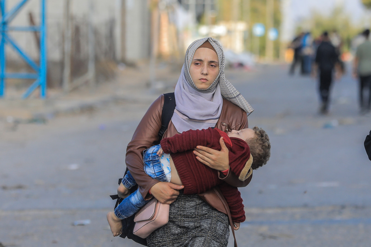 Frau mit Kind auf dem Arm in Gaza