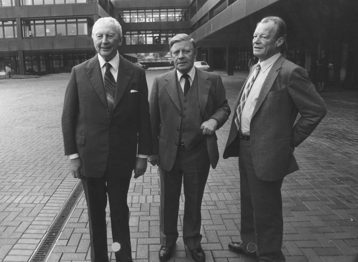 20230320-image-imago-pb-Helmut Schmidt mit Kurt Kiesinger (li) und Willy Brandt (re) vor dem Bundeskanzleramt in Bonn, 1979